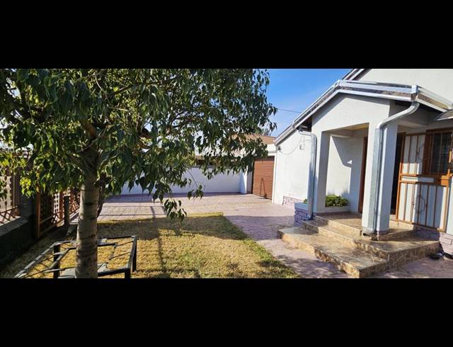 2 BEDROOM HOUSE FOR SALE IN MABOPANE UNIT M